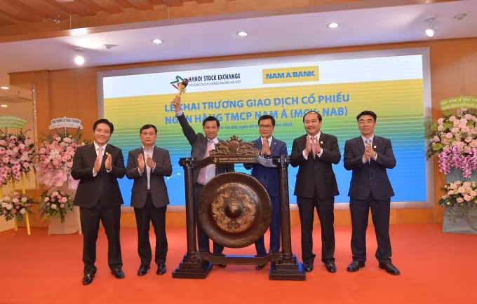 Ông Nguyễn Như Quỳnh - Thành viên HĐQT, Phó Tổng Giám đốc phụ trách Ban điều hành Sở GDCK Hà Nội (bìa trái) trao giấy chứng nhận niêm yết cho đại diện Nam A Bank – Ông Trần Ngô Phúc Vũ, Phó Chủ tịch HĐQT Nam A Bank.