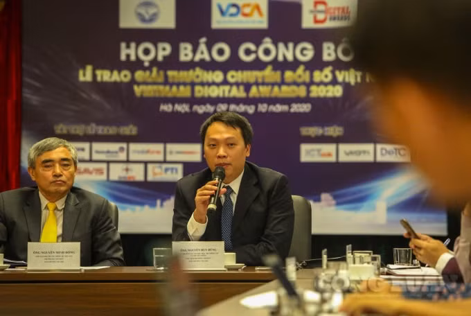 Ông Nguyễn Huy Dũng - Cục trưởng Cục Tin học hóa - Chủ tịch Hội đồng Sơ khảo, trả lời các câu hỏi của phóng viên báo chí.