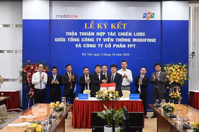 Ông Tô Mạnh Cường – Tổng giám đốc MobiFone và ông Nguyễn Văn Khoa – Tổng giám đốc Công ty Cổ phần FPT ký kết Thỏa thuận hợp tác chiến lược giữa MobiFone - FPT