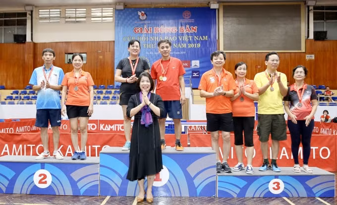 Cặp vận động viên Nguyễn Sơn Nam + vận động viên Nguyễn Thị Mai (Liên Chi hội Nhà báo Đài PT-TH Hà Nội) giành giải nhất nội dung Đôi nam nữ trên 45 tuổi mùa giải 2019.