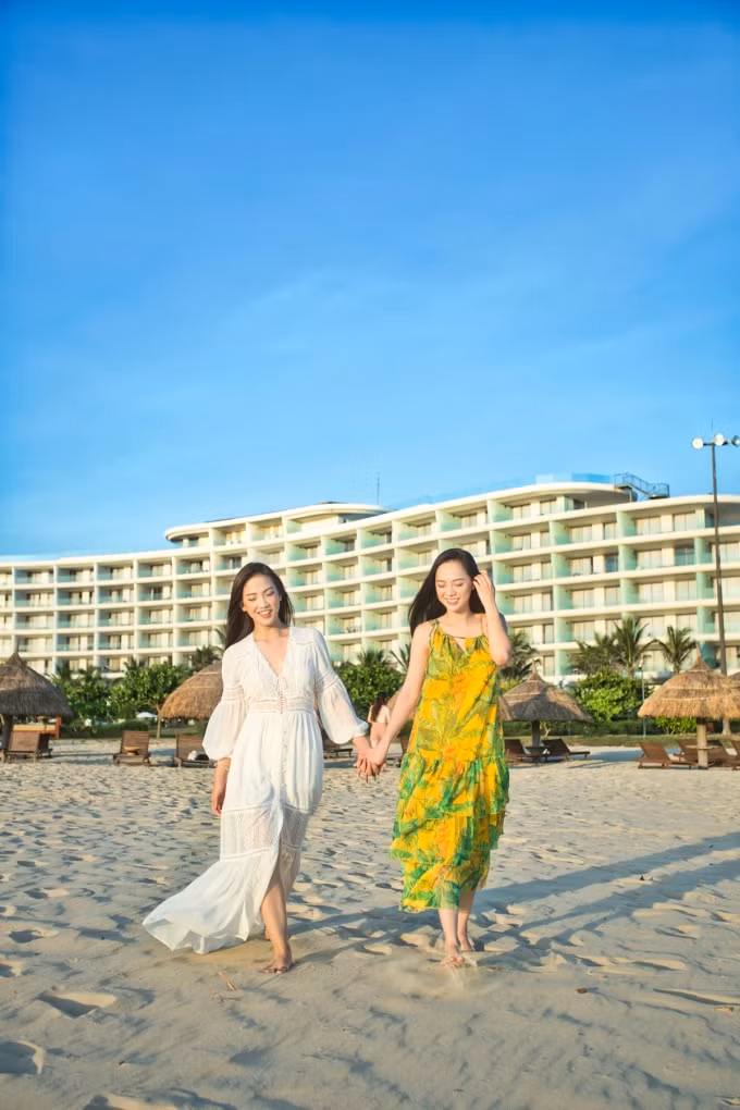 Dạo chơi trên bờ biển Quy Nhơn mùa thu (Ảnh: FLC Quy Nhơn)