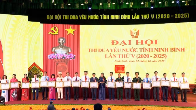 Biểu dương các cá nhân, tập thể có đóng góp to lớn trong phong trào thi đua yêu nước của tỉnh Ninh Bình.