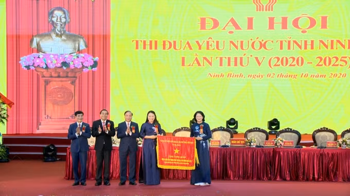 Trao Cờ Thi đua Chính phủ cho tỉnh Ninh Bình.