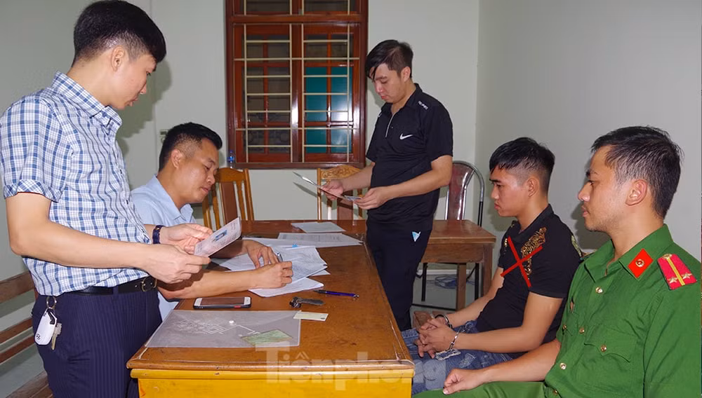 Người đàn ông làm con dấu, bằng giả để bán đã bị lực lượng Công an tạm giữ. Ảnh: baotienphong.