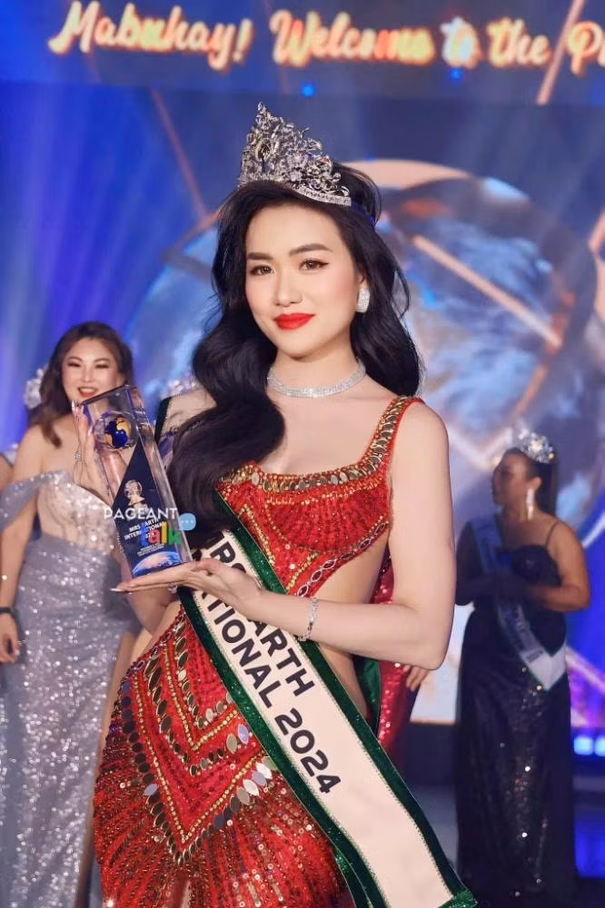 vu thi hoa chien binh am tham dang quang mrs earth international 2024 hinh 18