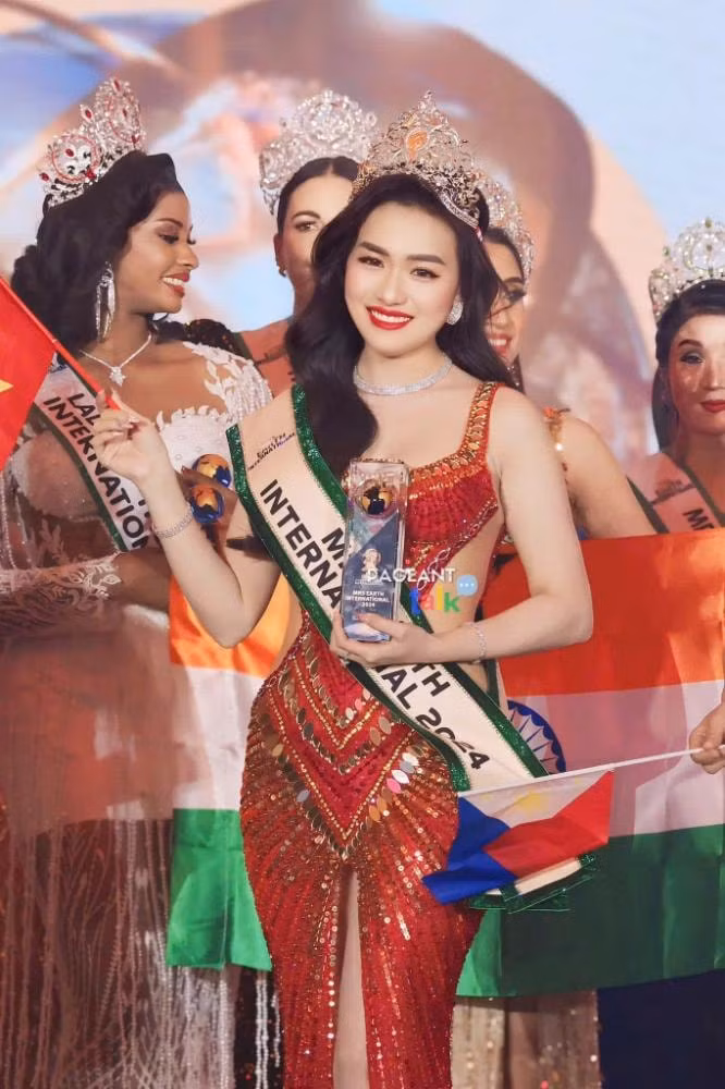 vu thi hoa chien binh am tham dang quang mrs earth international 2024 hinh 16