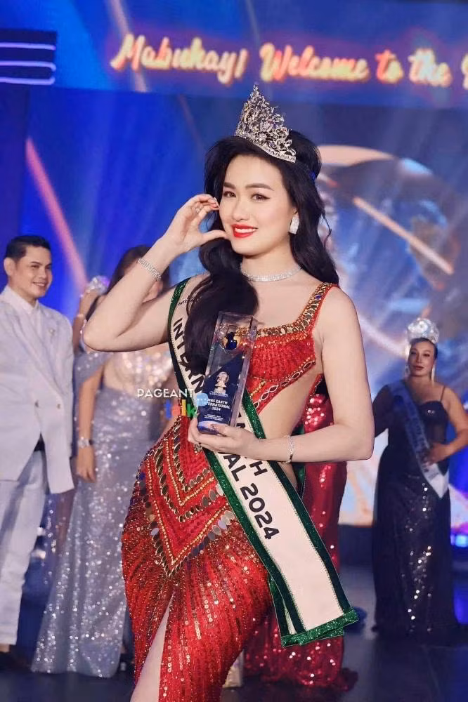 vu thi hoa chien binh am tham dang quang mrs earth international 2024 hinh 7