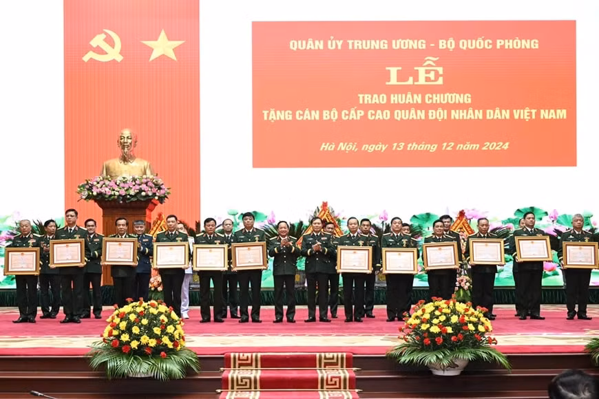 dai tuong phan van giang chu tri le trao huan chuong tang can bo cap cao quan doi nhan dan viet nam hinh 3