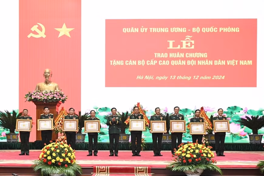 dai tuong phan van giang chu tri le trao huan chuong tang can bo cap cao quan doi nhan dan viet nam hinh 2