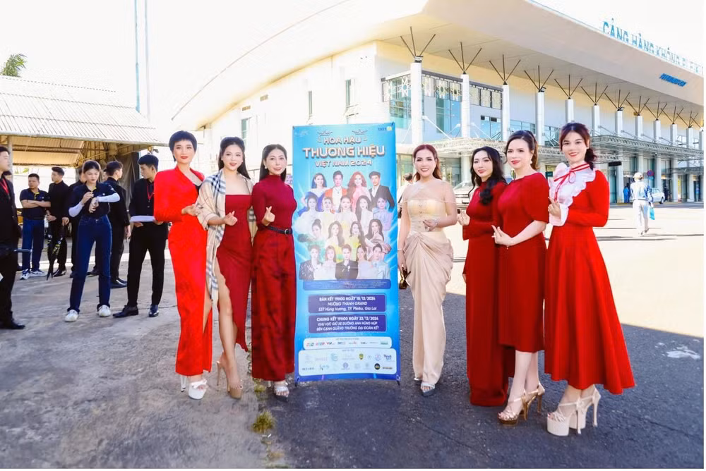thi sinh hoa hau thuong hieu viet nam 2024 trinh dien trang phuc dan toc tai quang truong dai doan ket pleiku gia lai hinh 8