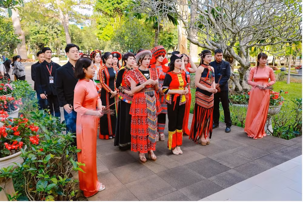 thi sinh hoa hau thuong hieu viet nam 2024 trinh dien trang phuc dan toc tai quang truong dai doan ket pleiku gia lai hinh 6
