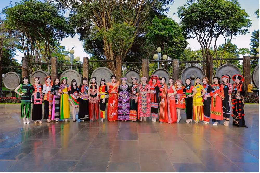 thi sinh hoa hau thuong hieu viet nam 2024 trinh dien trang phuc dan toc tai quang truong dai doan ket pleiku gia lai hinh 7