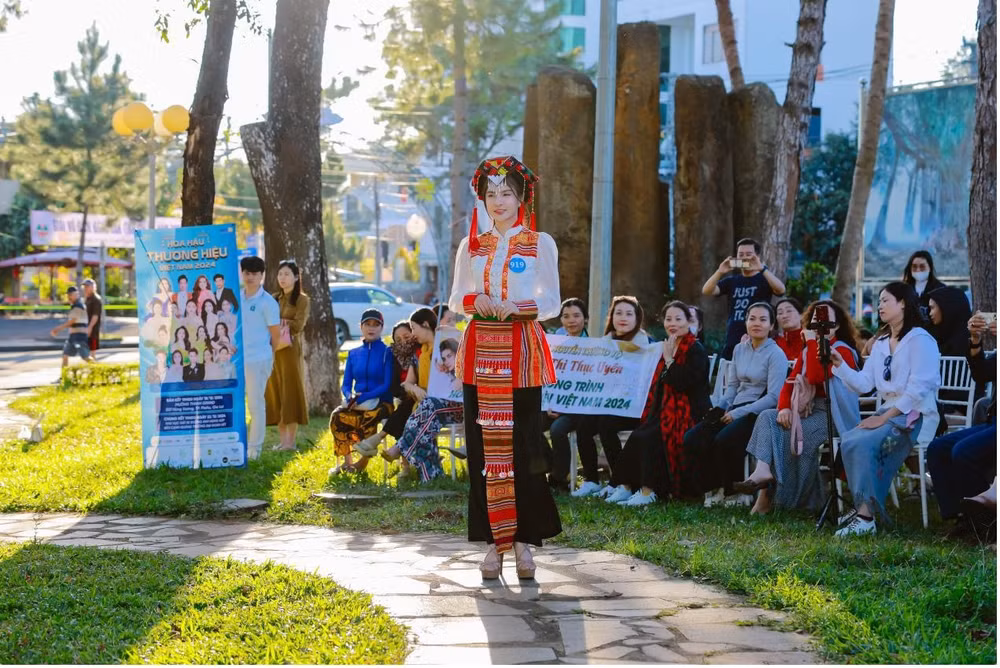 thi sinh hoa hau thuong hieu viet nam 2024 trinh dien trang phuc dan toc tai quang truong dai doan ket pleiku gia lai hinh 2