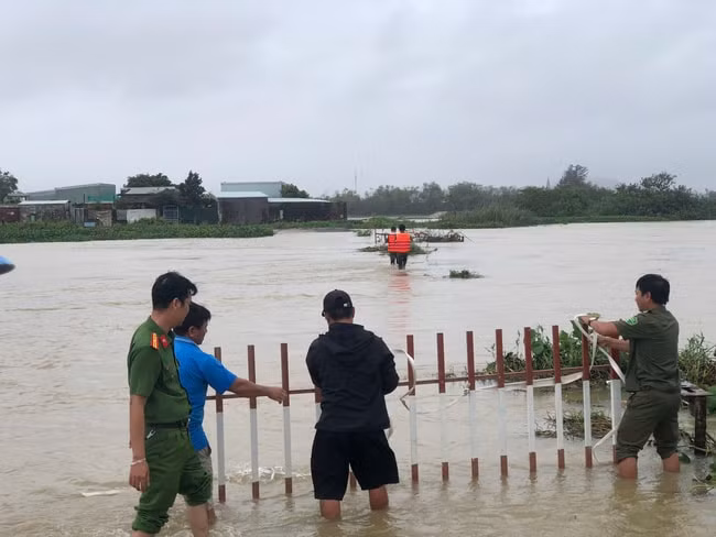 binh dinh kip thoi cuu nguoi va xe bi nuoc cuon troi hinh 2