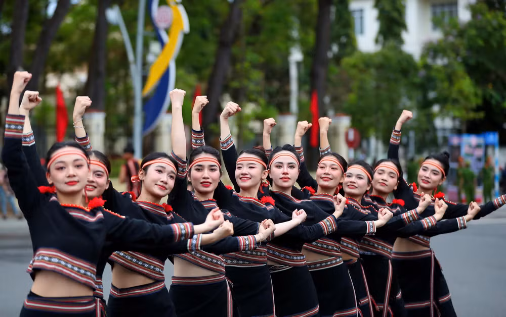 da sac mau van hoa tai le hoi duong pho kon tum hinh 5