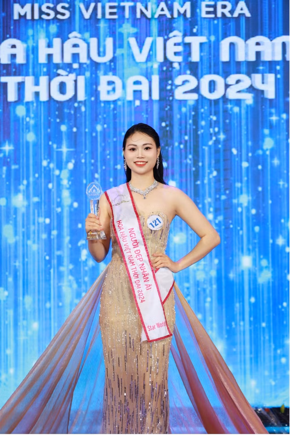 co gai vung dat lua quang tri dang quang hoa hau viet nam thoi dai miss vietnam era 2024 o tuoi 20 hinh 11