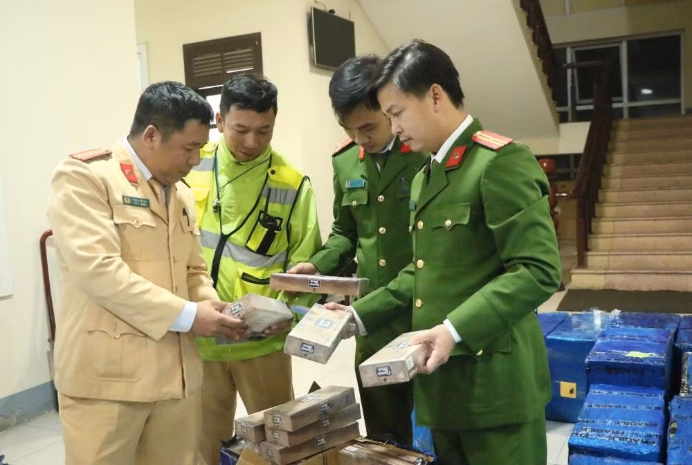 thu giu hon 35000 goi thuoc la lau tren duong di tieu thu khi qua ha tinh hinh 1