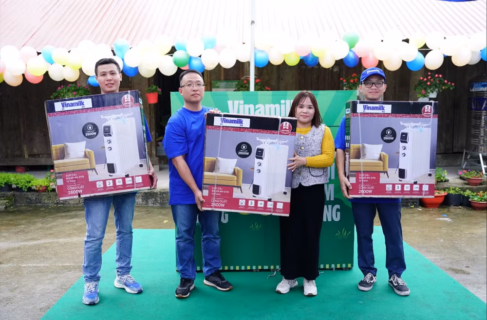 hop qua bat ngo tu vinamilk va quy sua danh tang tre tho vung cao tuyen quang hinh 11