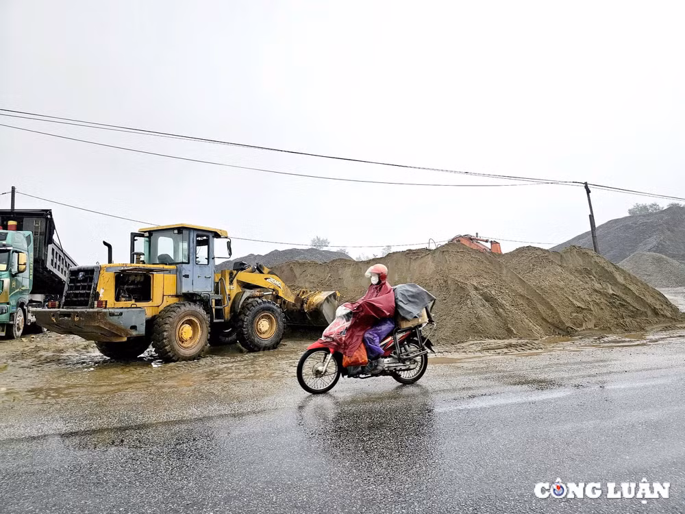 cam xuyen ha tinh bai vat lieu xay dung trai phep ben quoc lo gay mat an toan giao thong hinh 1