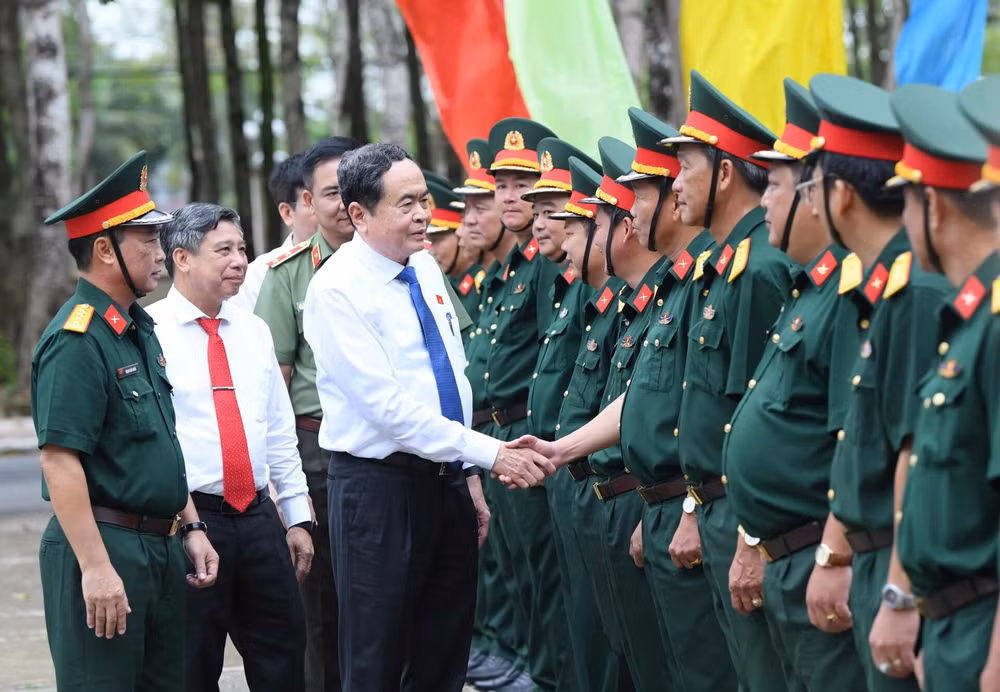 chu tich quoc hoi de nghi can bo chien si bo chi huy quan su tinh hau giang tiep tuc neu cao truyen thong bo doi cu ho hinh 1