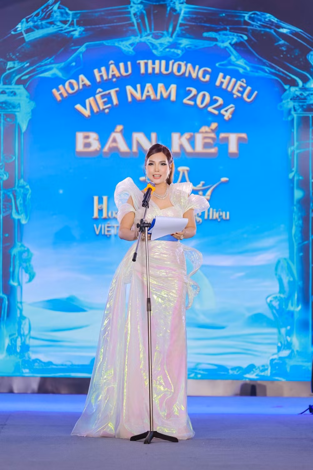 thi sinh hoa hau thuong hieu viet nam 2024 trinh dien cuc chay thang hoa trong dem ban ket hinh 3