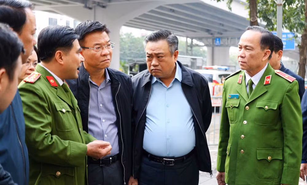 pho thu tuong le thanh long kiem tra hien truong tham hoi nan nhan vu chay quan ca phe tai ha noi hinh 3