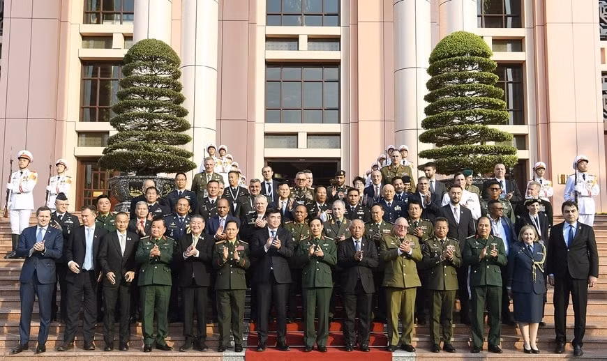 dai tuong phan van giang tiep lanh dao bo quoc phong quan doi cac nuoc tham du trien lam quoc phong quoc te viet nam 2024 hinh 3