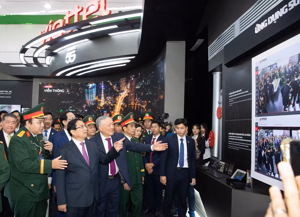 khu trung bay cua viettel la gian hang dau tien thu tuong pham minh chinh den tham tai trien lam quoc phong quoc te 2024 hinh 3