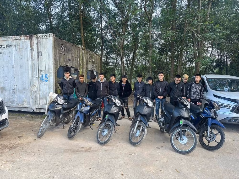 12 thanh nien nghe an gay nao loan tren duong khi vao ha tinh don ban tu hinh 1