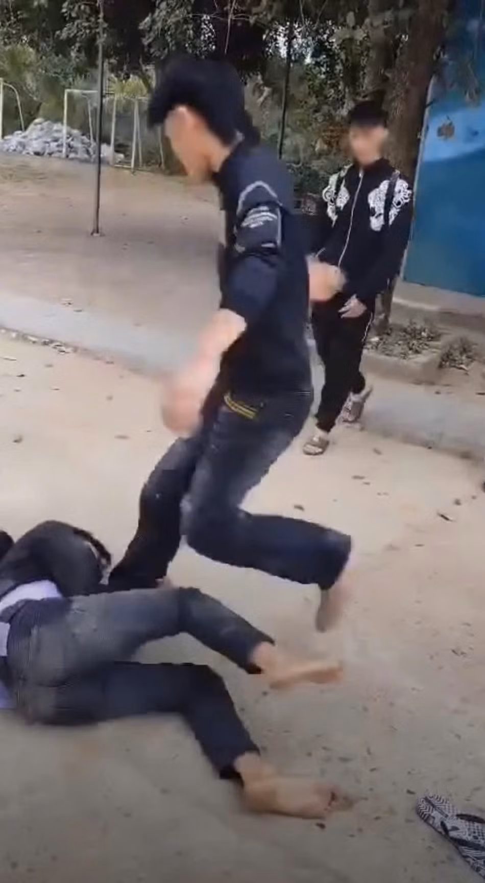 thanh hoa xuat hien clip mot nam sinh bi ban danh lien tiep den guc nga hinh 1