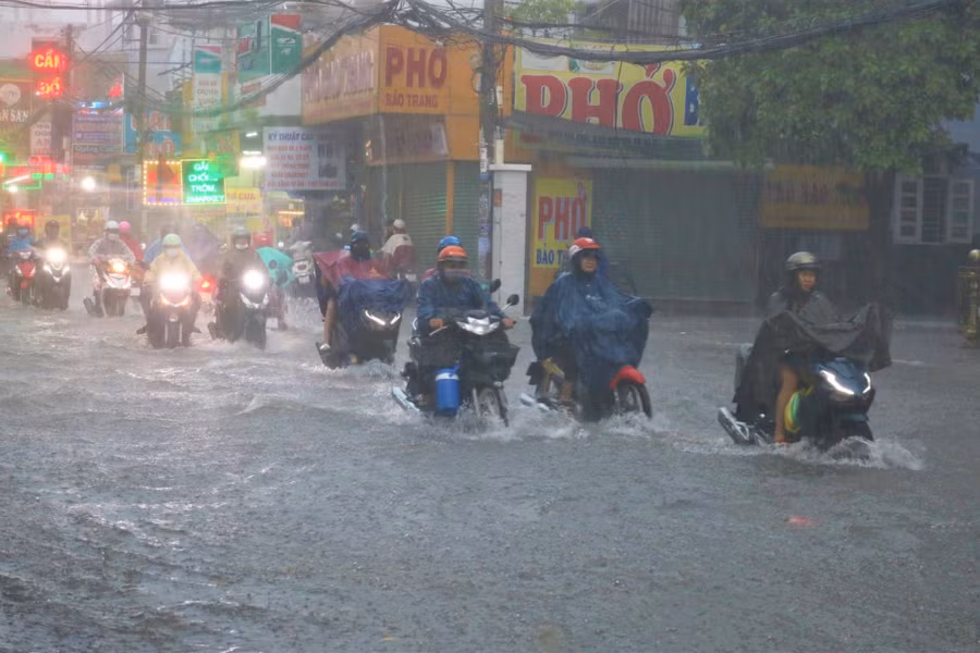 Dự báo thời tiết ngày 21/9: Mưa lớn tiếp diễn tại Nam Bộ và Nam Trung Bộ