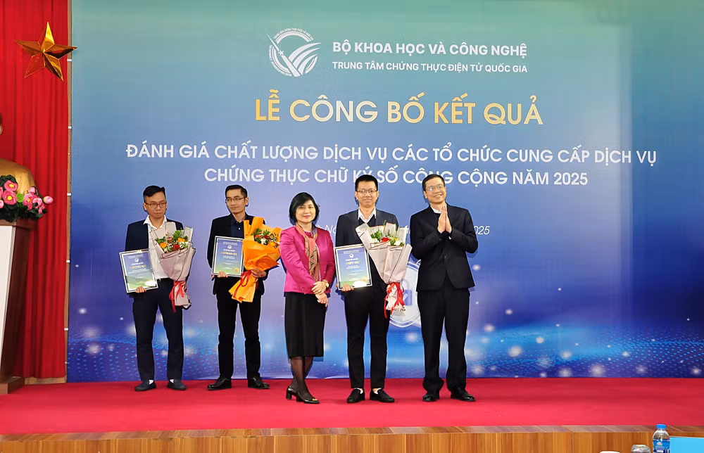 Thứ trưởng Bộ Khoa học Công nghệ Vũ Hải Quân và Bà Tô Thị Thu Hương, Giám đốc NEAC trao nhận chứng nhận Giải pháp chữ ký số được khách hàng tham gia khảo sát đánh giá có chất lượng dịch vụ tốt năm 2025 cho đại diện VNPT