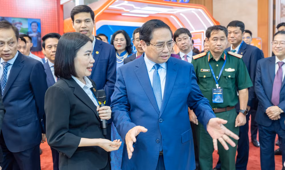 Ảnh 2 là ảnh Bìa