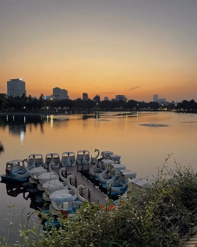 Góc nhìn thoáng đãng từ The Sipping Bar Waterfront bên trong công viên Thống Nhất