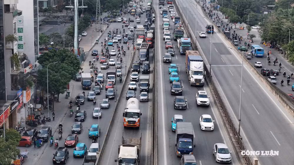 Đến khoảng 17h, tình trạng ùn tắc tại khu vực Vành đai 3 và các tuyến phía dưới như Khuất Duy Tiến - Nguyễn Xiển càng trở nên nghiêm trọng.
