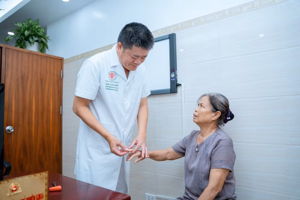 Nhân lực y tế cơ sở giữ vai trò quyết định trong nâng cao chất lượng chăm sóc ban đầu. Ảnh: NB