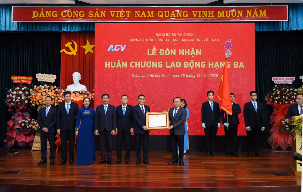 Thứ trưởng Bộ Tài chính Lê Tấn Cận thừa ủy quyền của Hội đồng thi đua khen thưởng Nhà nước trao Huân chương Lao động hạng Ba cho Tổng công ty Cảng hàng không Việt Nam