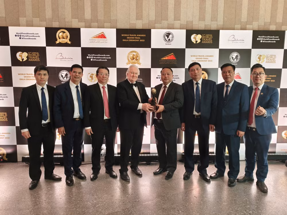 Chủ tịch UBND tỉnh Tuyên Quang Phan Huy Ngọc nhận cúp chiến thắng cho hạng mục “Công viên địa chất toàn cầu UNESCO Cao nguyên đá Đồng Văn, Tuyên Quang, Việt Nam – Điểm đến văn hóa hàng đầu thế giới năm 2025.”