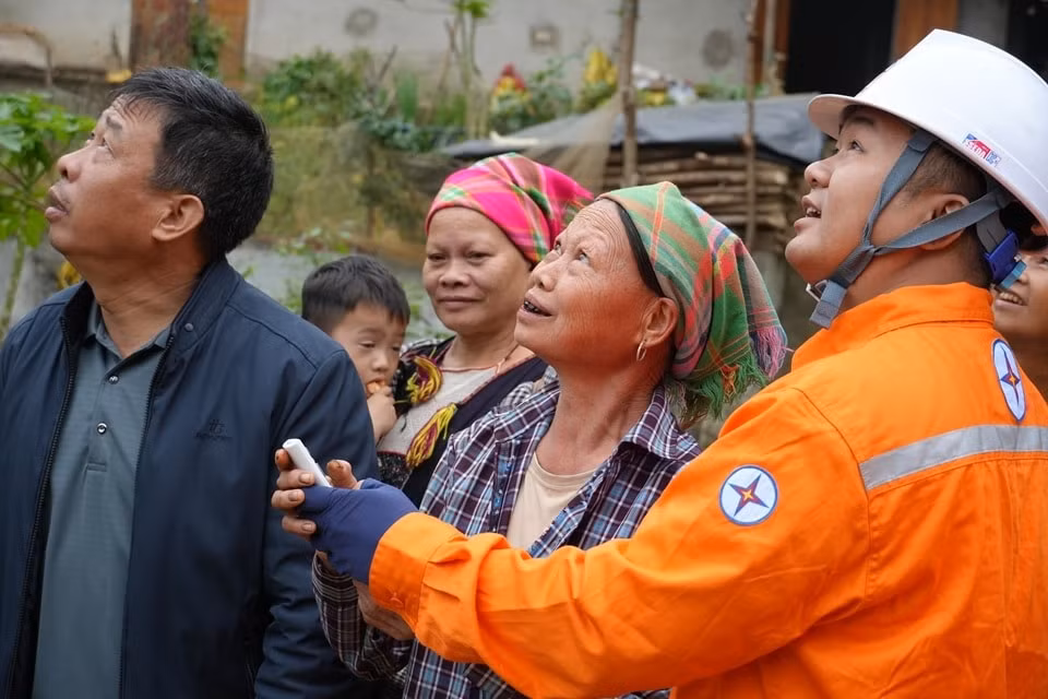 Công nhân Công ty Điện lực Lào Cai trao đổi, hướng dẫn người dân địa phương trong quá trình triển khai chương trình Thắp sáng đường quê