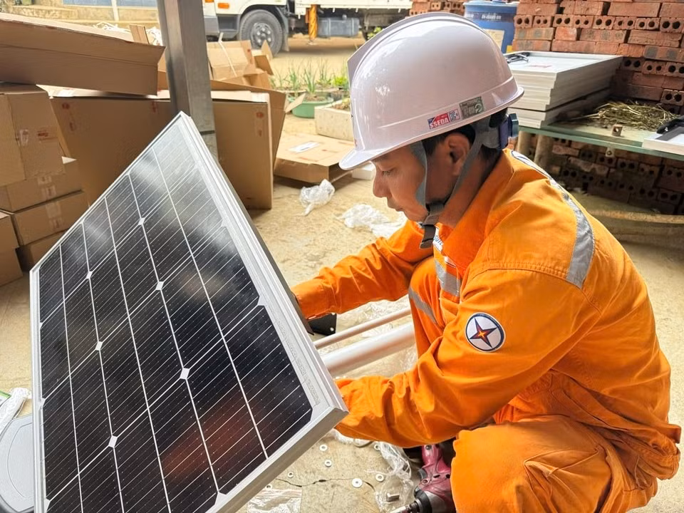 Công nhân Công ty Điện lực Lào Cai chuẩn bị, lắp ráp tấm pin năng lượng mặt trời phục vụ chương trình Thắp sáng đường quê