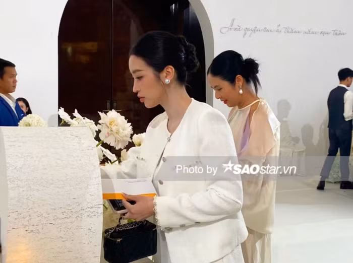 Đỗ Mỹ Linh xuất hiện tại đám cưới Đỗ Thị Hà với trang phục rộng và giày bệt.