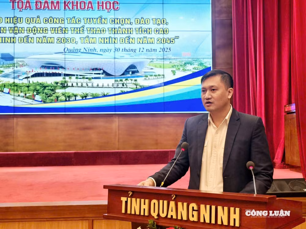 TS. Trần Ngọc Dũng (Vụ KHCNĐTMT, Bộ VHTTDL) trình bày tham luận tại Tọa đàm.
