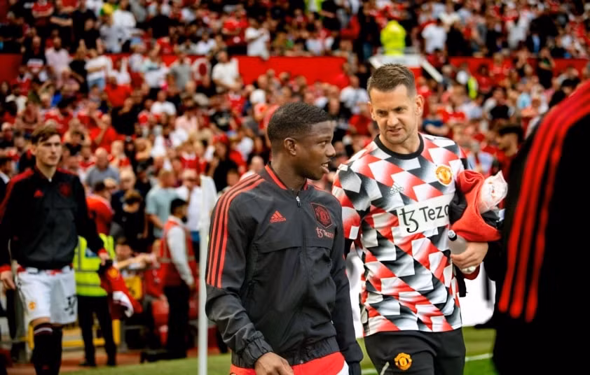 Tom Heaton và Tyrell Malacia đối diện tương lai bất định tại MU