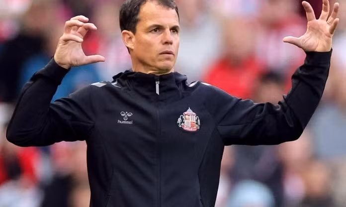 HLV Sunderland Regis Le Bris chia sẻ về bài học tại Ngoại hạng Anh.