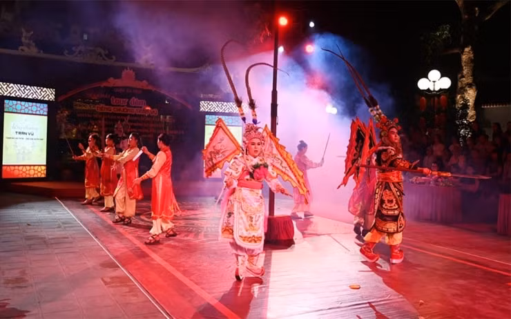 Màn biểu diễn sân khấu hóa trong tour đêm Tiếng chuông Trấn Vũ
