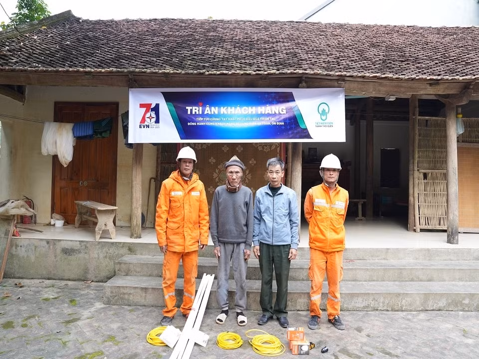 Hàng trăm hộ gia đình khó khăn được Công ty Điện lực Thái Nguyên kiểm tra, sửa chữa, lắp đặt hệ thống điện sinh hoạt miễn phí4