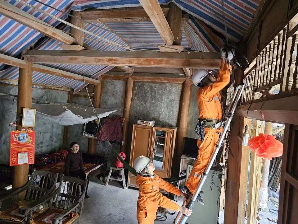 Hàng trăm hộ gia đình khó khăn được Công ty Điện lực Thái Nguyên kiểm tra, sửa chữa, lắp đặt hệ thống điện sinh hoạt miễn phí1