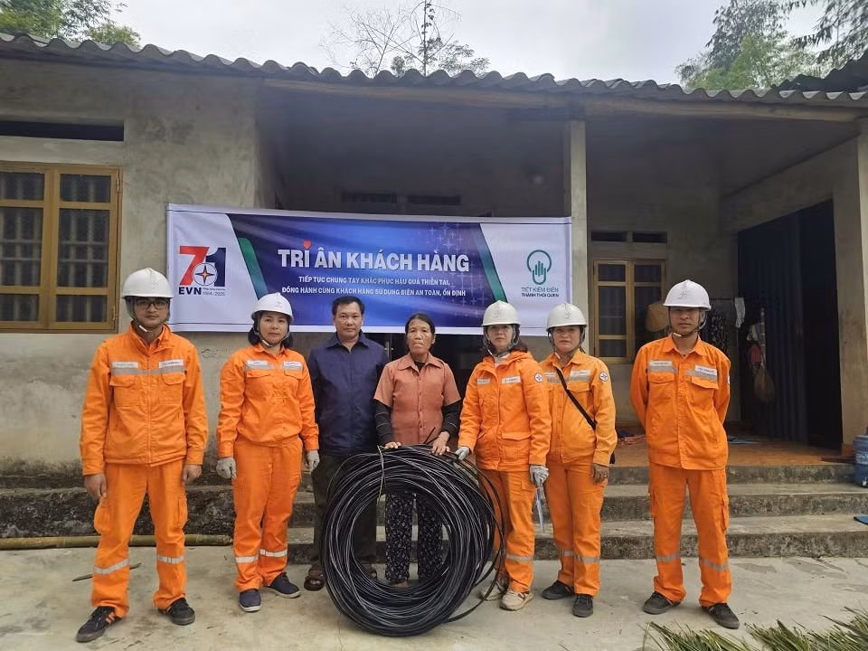 Hàng trăm hộ gia đình khó khăn được Công ty Điện lực Thái Nguyên kiểm tra, sửa chữa, lắp đặt hệ thống điện sinh hoạt miễn phí