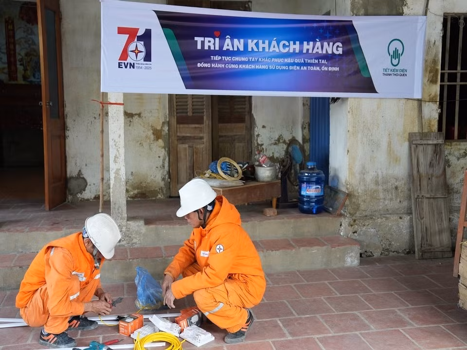 Hàng trăm hộ gia đình khó khăn được Công ty Điện lực Thái Nguyên kiểm tra, sửa chữa, lắp đặt hệ thống điện sinh hoạt miễn phí2