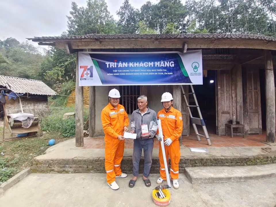Hàng trăm hộ gia đình khó khăn được Công ty Điện lực Thái Nguyên kiểm tra, sửa chữa, lắp đặt hệ thống điện sinh hoạt miễn phí3